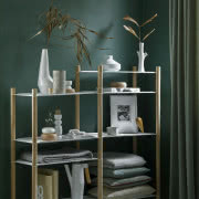 Półki i różnej wysokości drewniane drążki
w...