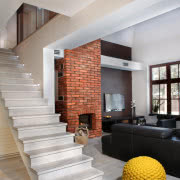 Białe ściany i bielona podłoga są idealnym tłem...