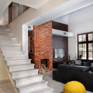 Cegła w kuchni, w salonie, w holu - dom pod Warszawą