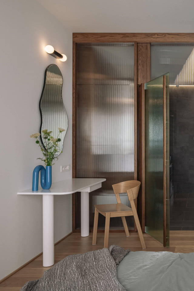 Mieszkanie z niebieskim kubikiem. Między cieniem a światłem