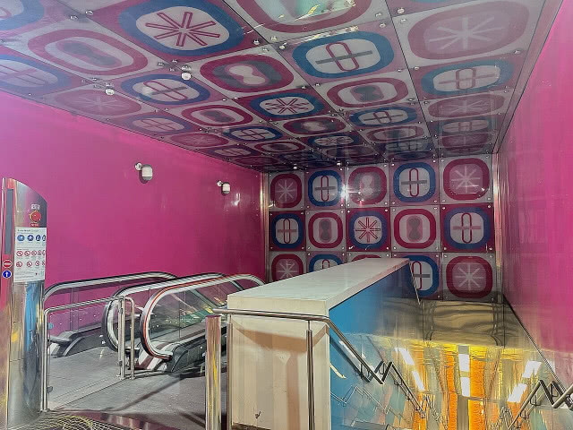 schody ruchome z różu