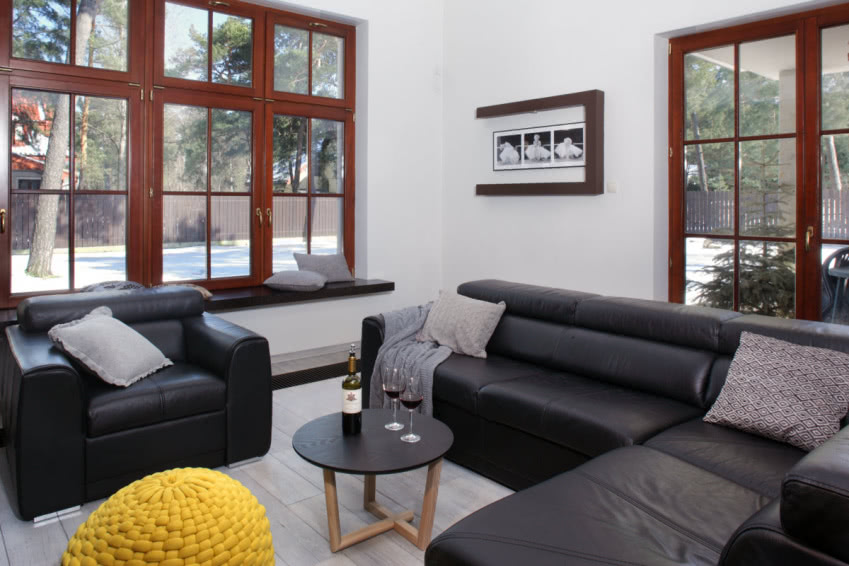 Białe ściany i bielona podłoga są idealnym tłem...