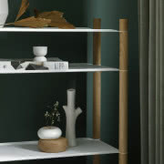 Półki i różnej wysokości drewniane drążki
w...