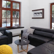 Białe ściany i bielona podłoga są idealnym tłem...