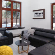 Cegła w kuchni, w salonie, w holu - dom pod Warszawą