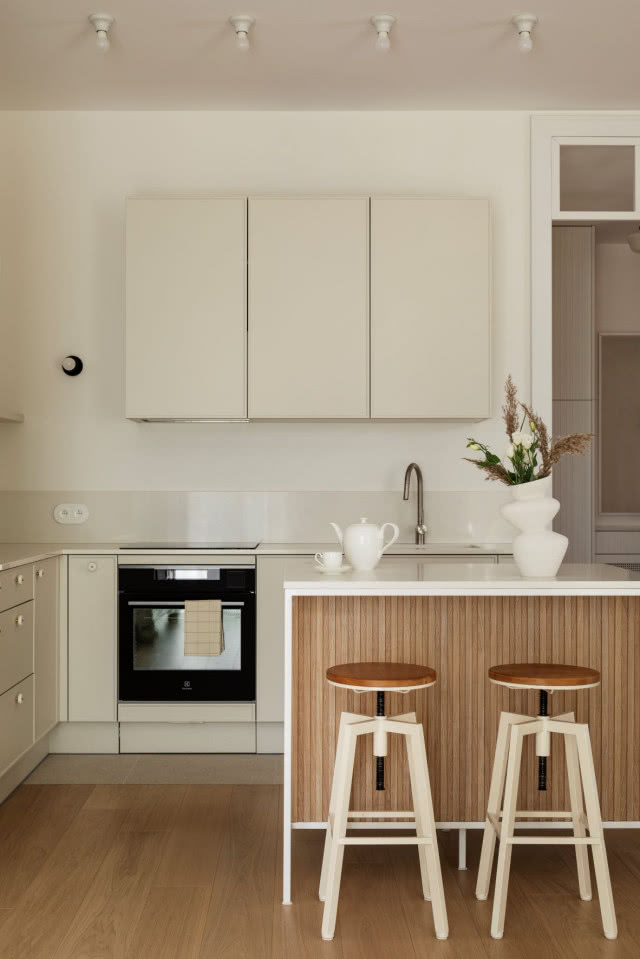 Jasnobeżowa kuchnia z drewnem