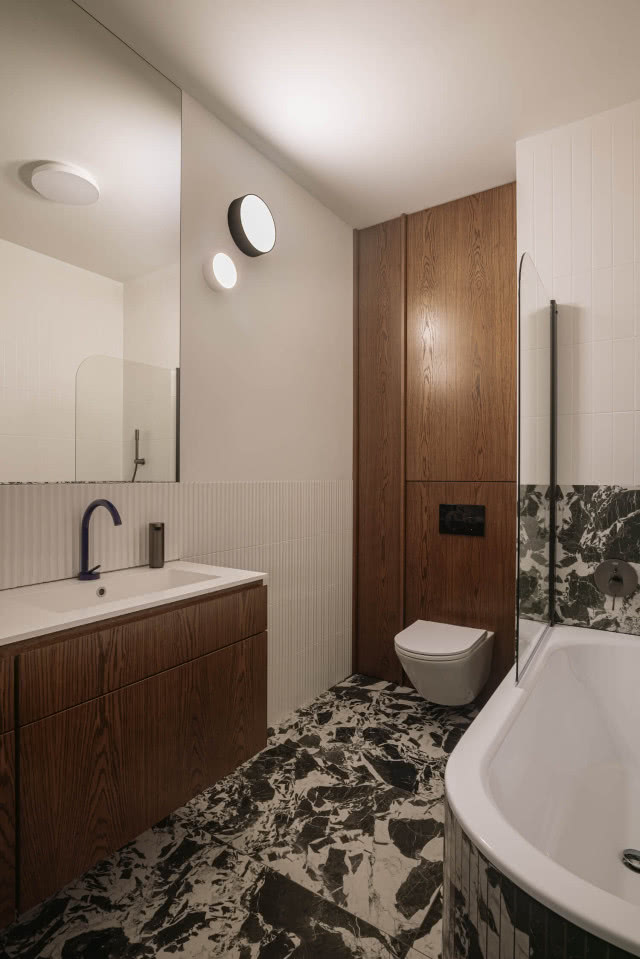 aranżacja łazienki z ciemnymi płytkami na podłodze