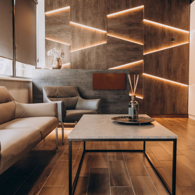 taśmy led, duży stolik, kanapa, fotel