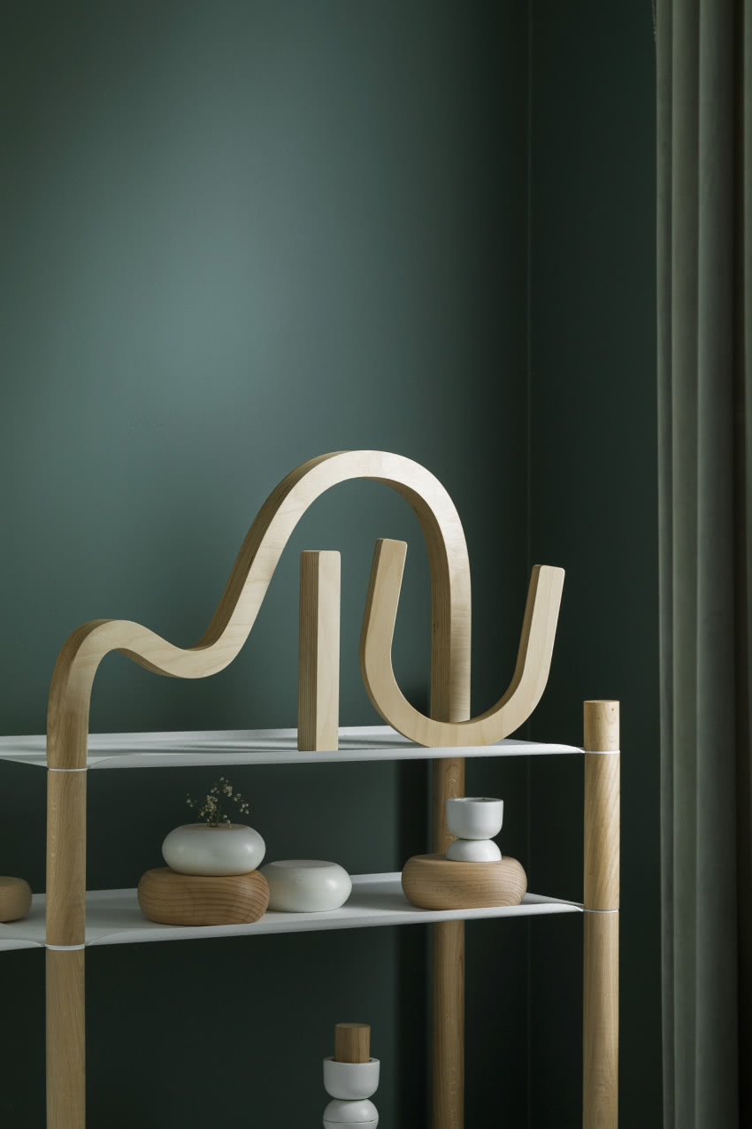 Półki i różnej wysokości drewniane drążki
w...