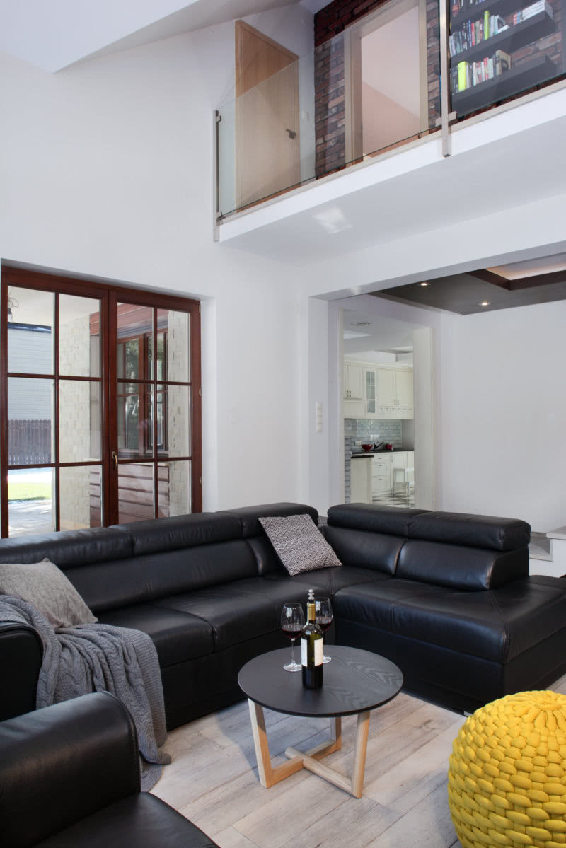 Żółty puf rozwesela salon