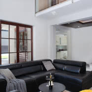 Cegła w kuchni, w salonie, w holu - dom pod Warszawą