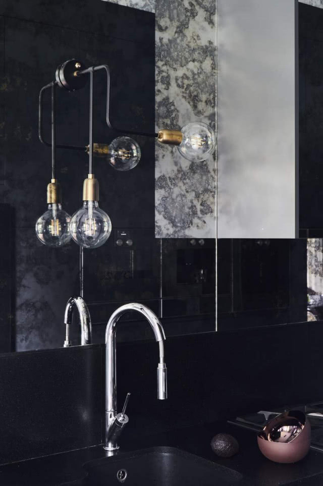 czarne płytki aranżacja toalety