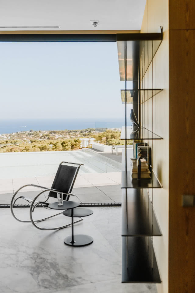 Imponujący widok na górę Ifach można podziwiać nie tylko
z salonu, ale także z każdego
z gościnnych pokojów, w których chętnie zatrzymują się córki gospodarzy.