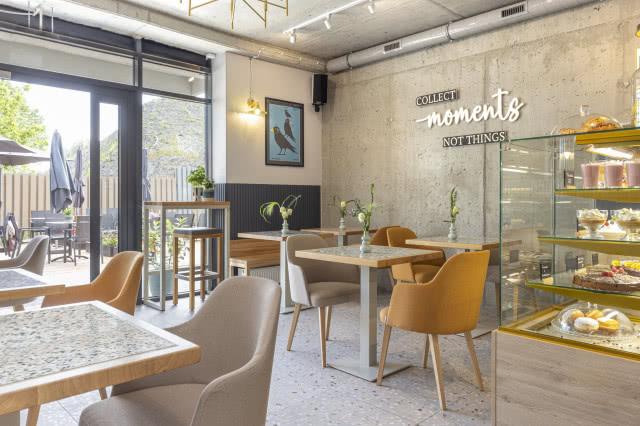 Kawiarnia z lastryko na podłodze i betonową ścianą