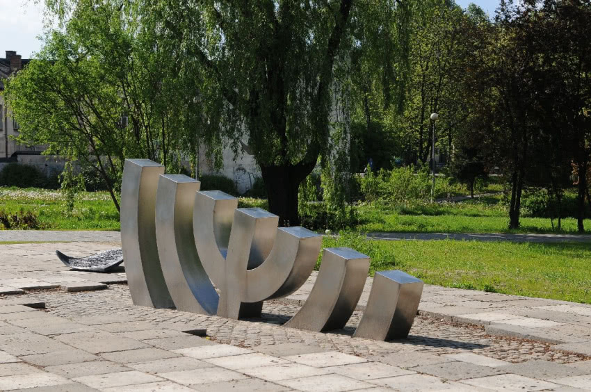 Ku pamięci
Pomnik Menora upamiętnia likwidację...