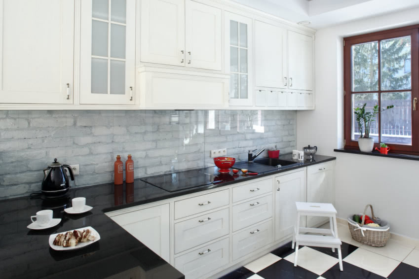 Także kuchnia utrzymana jest w czerni i bieli....