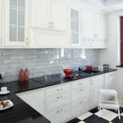 Białe ściany i bielona podłoga są idealnym tłem...