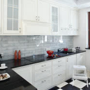 Cegła w kuchni, w salonie, w holu - dom pod Warszawą