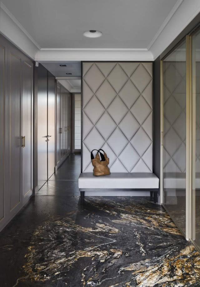 granit na podłodze w przedpokoju