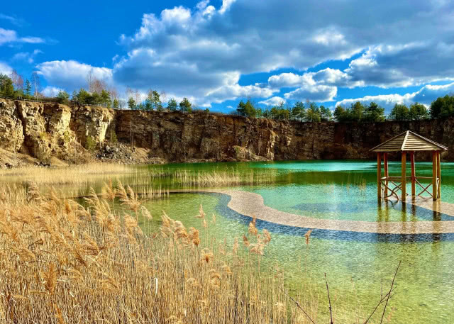 zbiornik widziany z brzegu