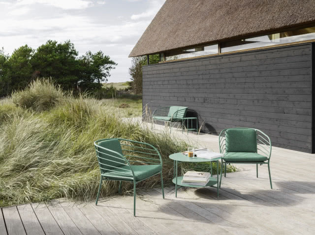 krzesła i stolik na tle domu i traw