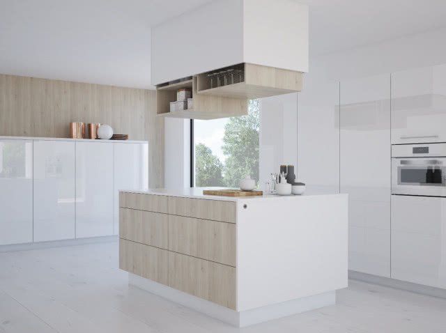 Bezuchwytowe otwieranie szafek, białe meble kuchenne z bialymi i drewnianymi frontami kuchennymi, piekarnik do zabudowy, komoda, duże okno, wyspa kuchenna, drewniana deska do krojenia, przyprawy, wiszące półki nad wyspą kuchenną