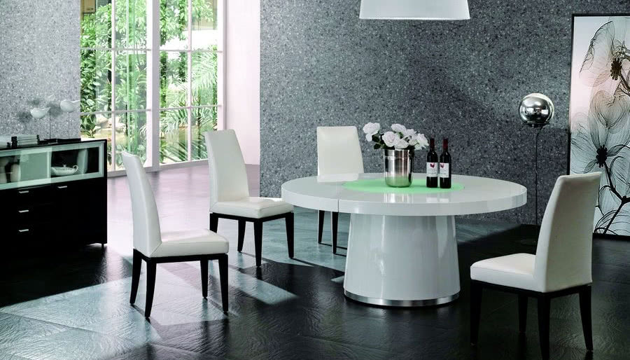 Wybieramy stół i krzesła do jadalni