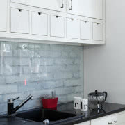 Białe ściany i bielona podłoga są idealnym tłem...