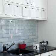 Cegła w kuchni, w salonie, w holu - dom pod Warszawą