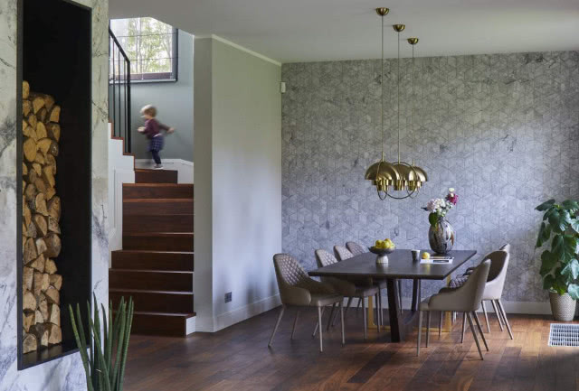 marmur mozaika na ścianie w jadalni