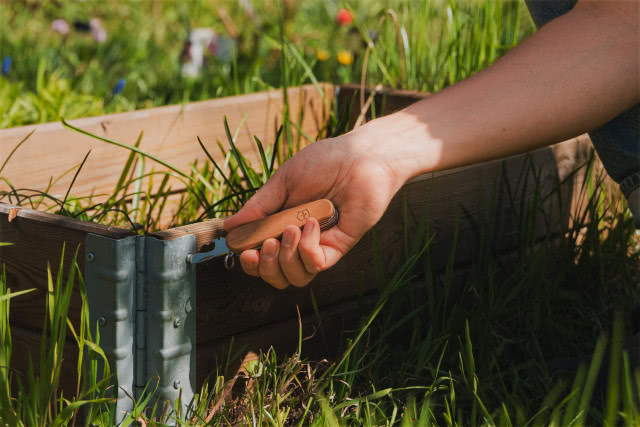 naprawa scyzorykiem skrzynki na warzywa