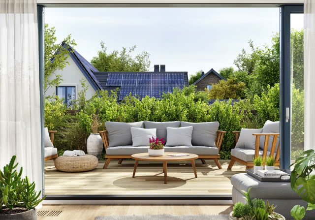 komplet mebli na tarasie, w le dom z panelami słonecznymi