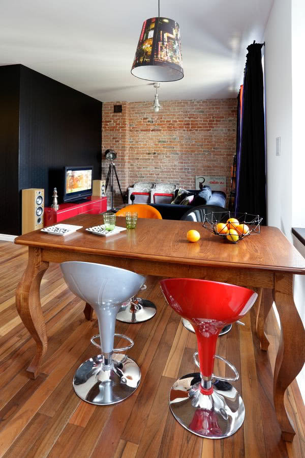 Stary drewniany stół jest tak wysoki, że zamiast...