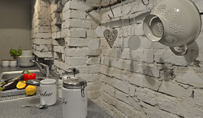 Pomalowana na biało ceglana ściana jest...