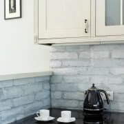 Białe ściany i bielona podłoga są idealnym tłem...