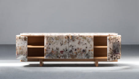 Pierwsza indywidualna wystawa Marcina Rusaka w Paryżu! Artysta zaprezentuje osiem rzeźb z zatopionymi w nich kwiatami