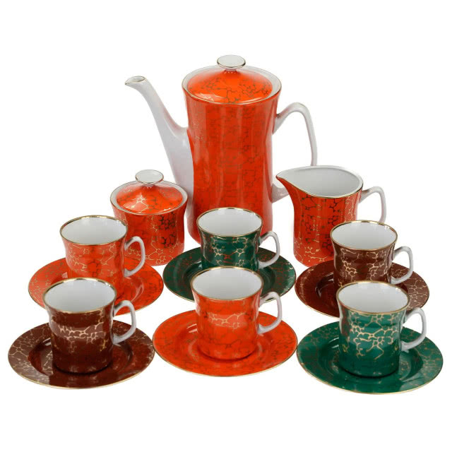 serwis kawowy z filiżankami w różnych kolorach