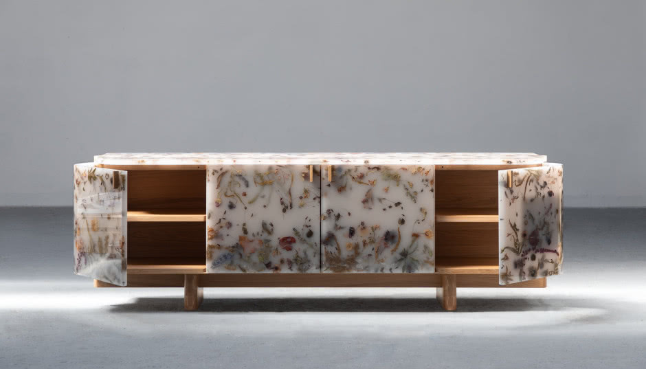 Pierwsza indywidualna wystawa Marcina Rusaka w Paryżu! Artysta zaprezentuje osiem rzeźb z zatopionymi w nich kwiatami