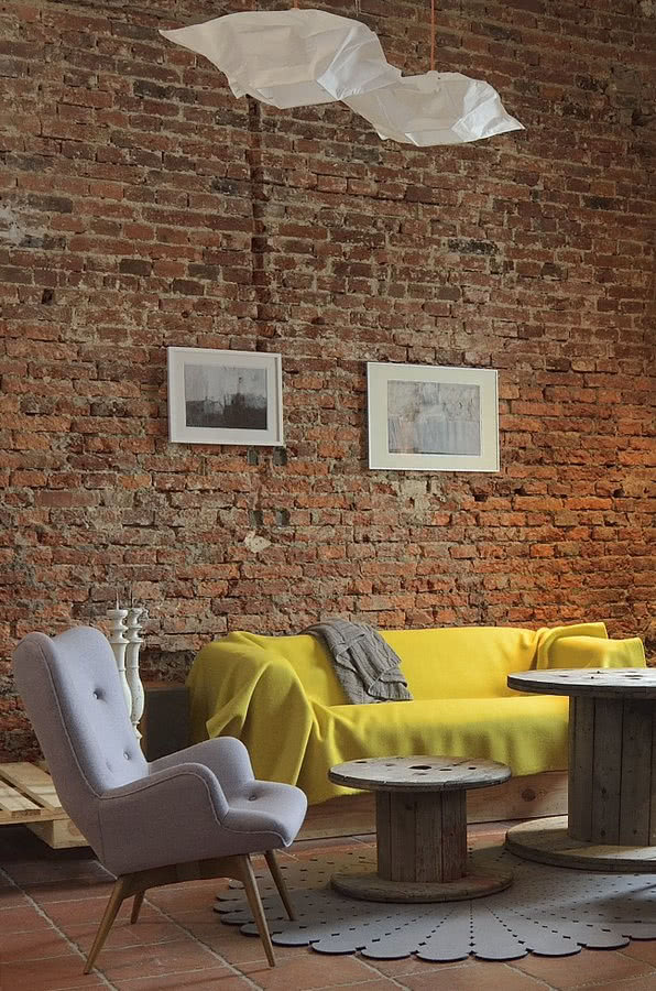 Salon w ceglanych murach