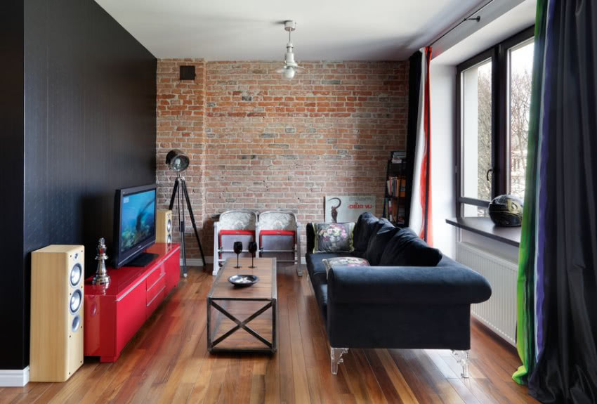 Pierwszym meblem w salonie była sofa, do niej...