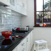 Białe ściany i bielona podłoga są idealnym tłem...