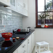 Cegła w kuchni, w salonie, w holu - dom pod Warszawą