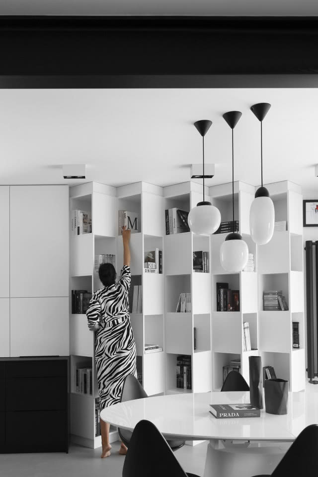 Biała, trójwymiarowa półka