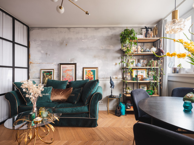 Welurowa sofa w salonie w stylu eklektycznym