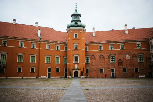 dziedziniec, ujęcie od strony bramy, na jedną z wież