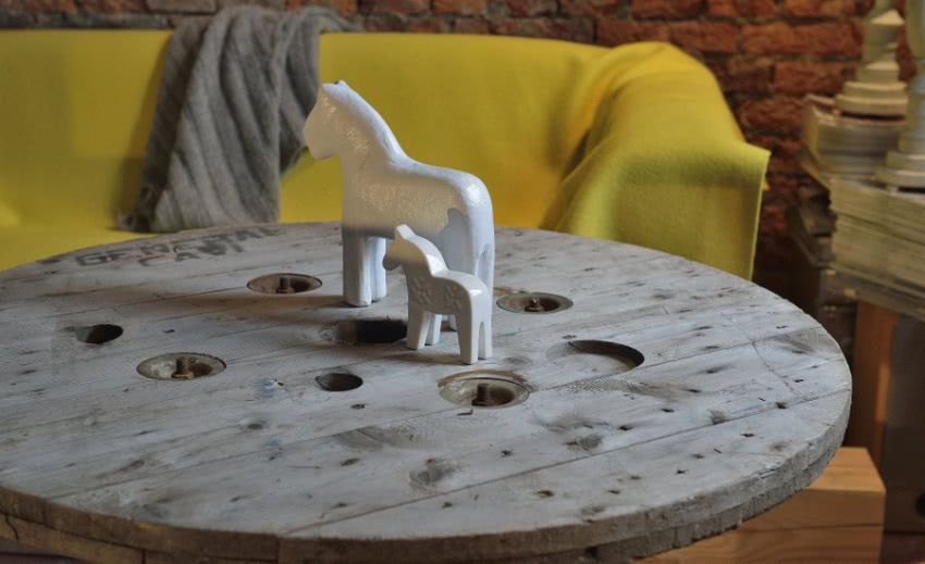 W salonie stolik ze szpuli na kable