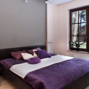 Białe ściany i bielona podłoga są idealnym tłem...