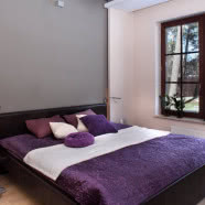 Cegła w kuchni, w salonie, w holu - dom pod Warszawą