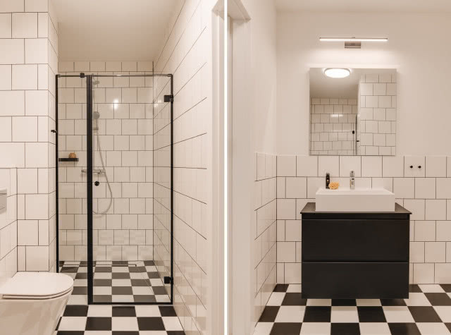 łazienka retro czarno-biała