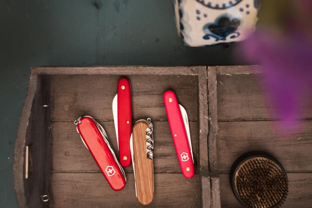 scyzoryki Victorinox na drewnianej tacy